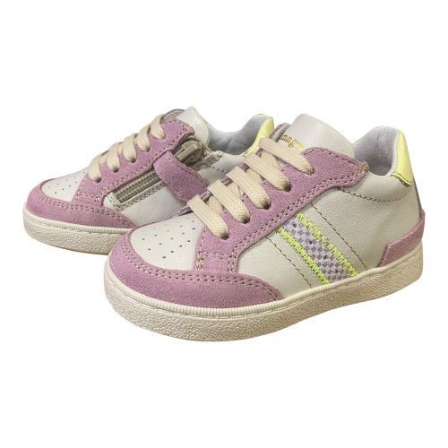 Deze Romagnoli eerste-stapsneaker. De soepele, flexibele zool volgt elke beweging van de voet en ondersteunt een natuurlijke afrol. Dankzij de veter- 